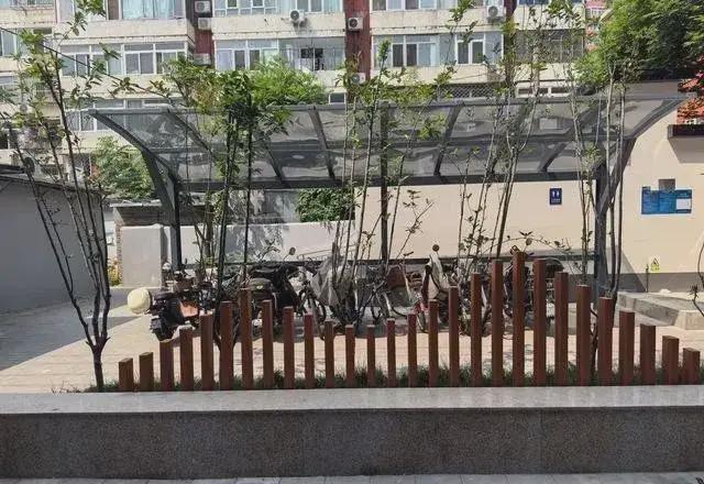 乱建居民想提升小区环境的愿望实现了凯发赛事合作拆除700平方米私搭(图2)
